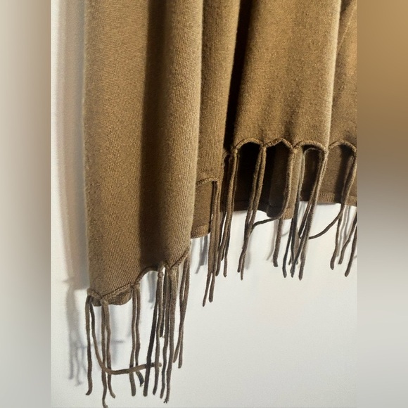 Michael Kors Poncho Sweater
Size Large/XL - Picture 3 of 5